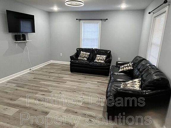 5th image of 551 Ridgeway Cir