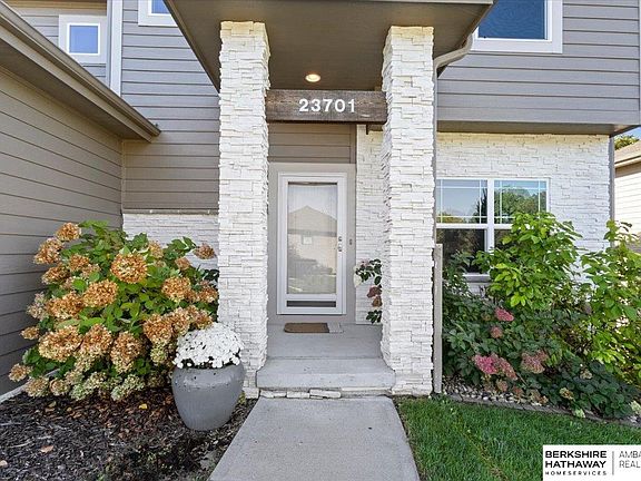 4th image of 23701 Berry St