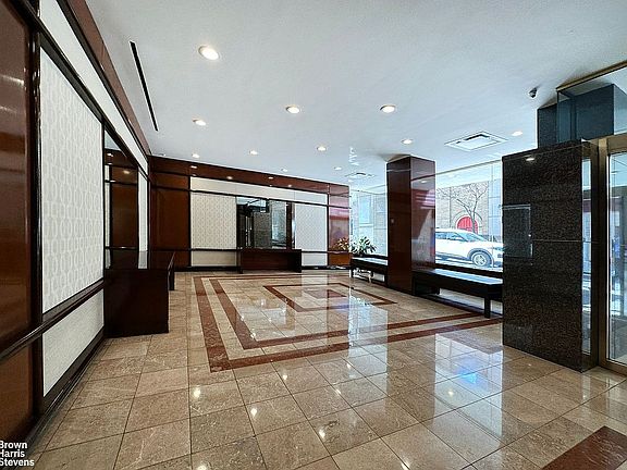 4th image of 165 W 66th St APT 12Z