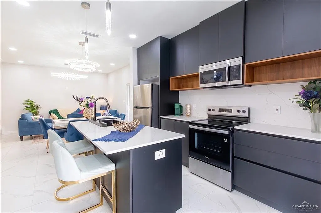 3 bed, 3.0 bath, 1376 sqft, $1,950 — Photo 3