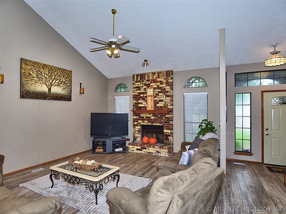 3rd image of 13616 S Oak Pl