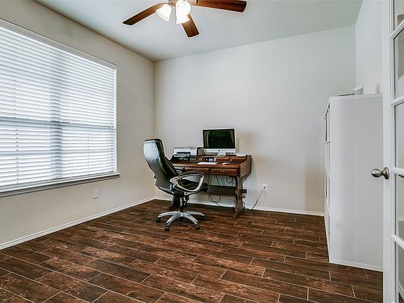 4th image of 1702 Oak Glen Dr