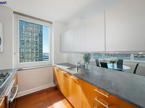 100 Riverside Boulevard image 5 of 21