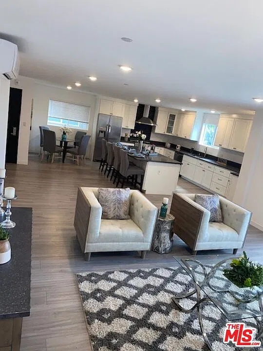3 bed, 1.0 bath, 1261 sqft, $5,900 — Photo 4