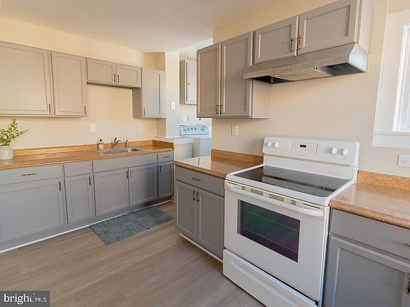 2nd image of 815 N Lincoln St