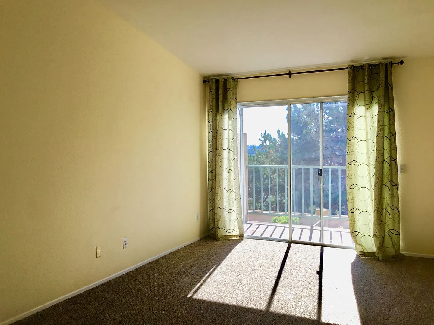 Spacious Eastlake Townhome with Loft, Private Backyard & 2-Car Garage — Photo 3