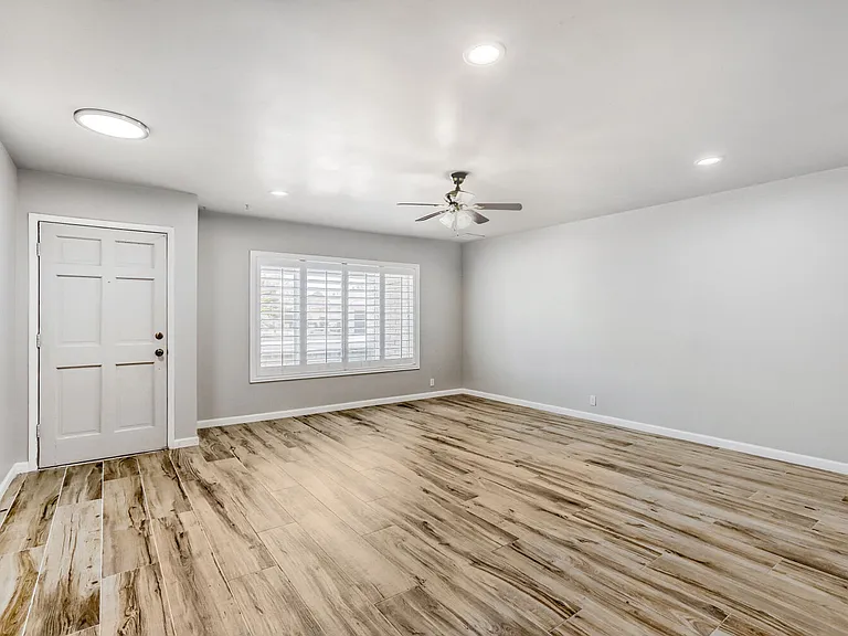 4932 W Mercer Ln — Photo 2