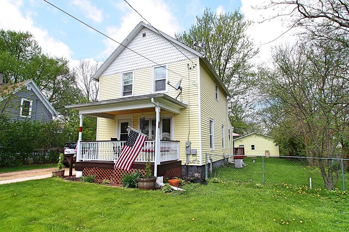 1023 Center St photo 1