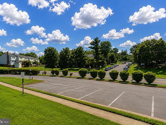 4th image of 300 Barksdale Pl
