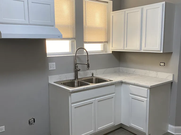 7836 S East End Ave #2 — Photo 8