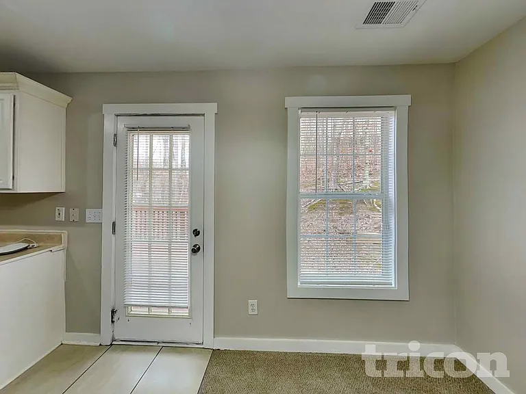 1048 Whispering Woods Dr — Photo 4
