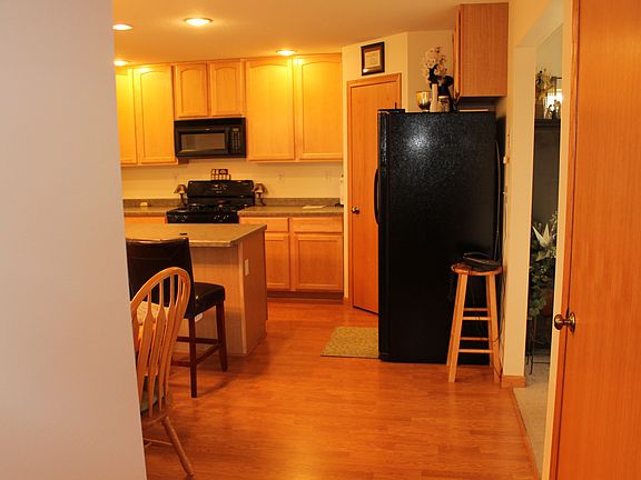 Kitchen w/eat-in Dining