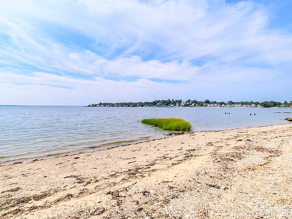 3rd image of 271 Soundview Avenue