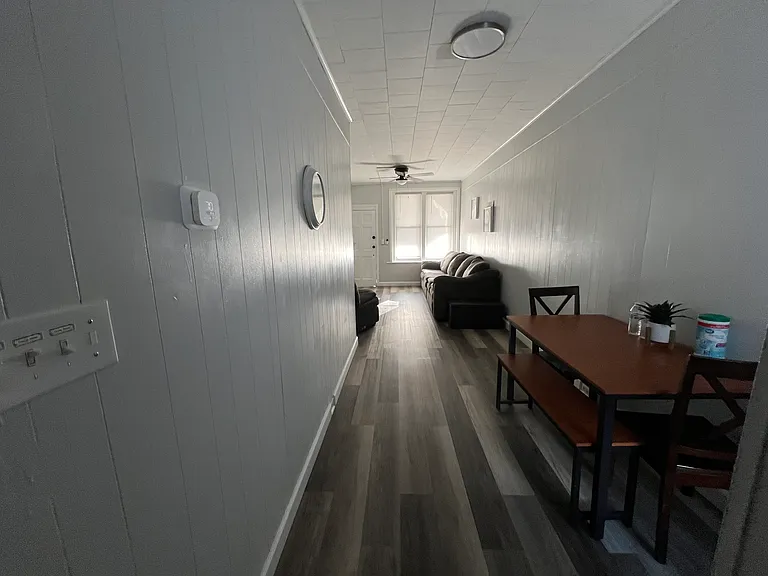 915 Perry St — Photo 8