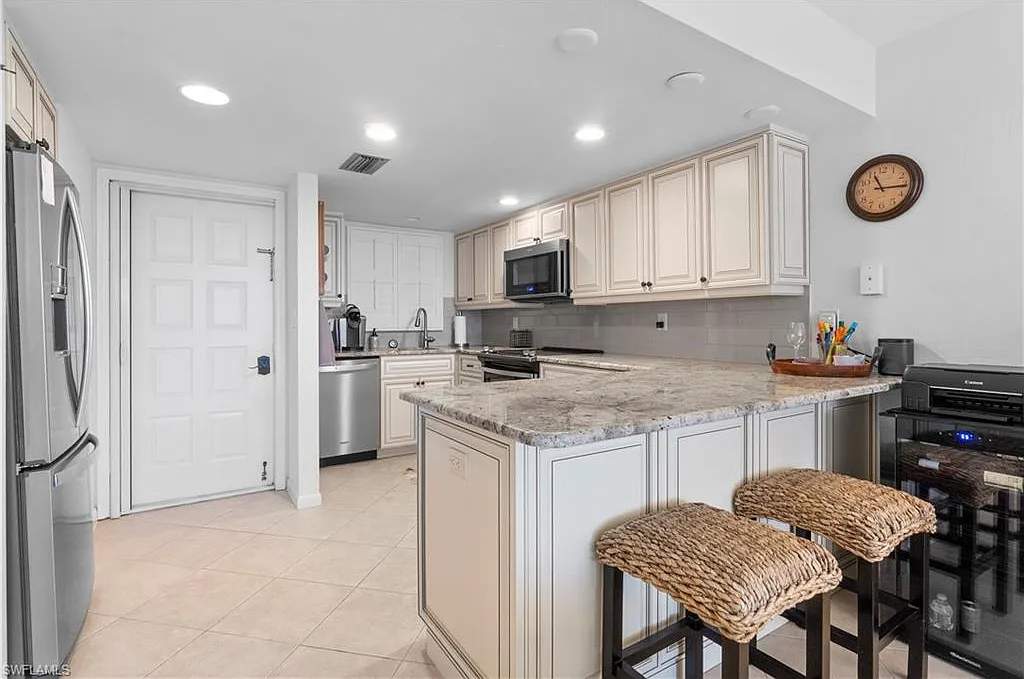2 bed, 2.0 bath, 977 sqft, $8,000 — Photo 3