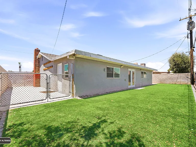 2013 Las Verdes St — Photo 28