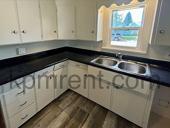 5th image of 810 3rd Ave NW