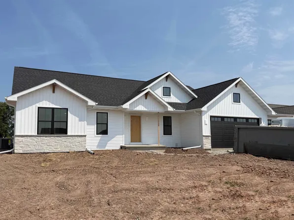 N8864 Galway Ln, Menasha, WI 54952