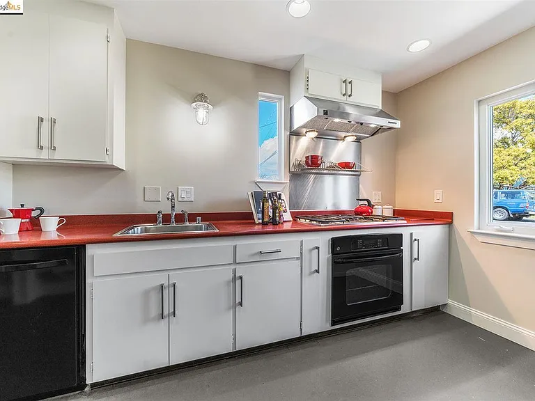 1001 Elm Ct — Photo 3
