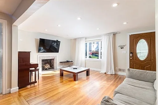 16 Duke St — Photo 1