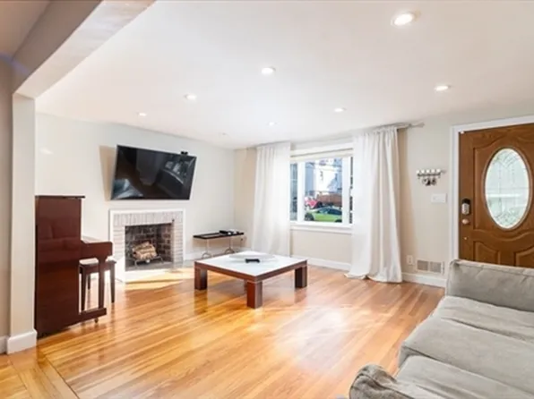 16 Duke St, Swampscott, MA 01907
