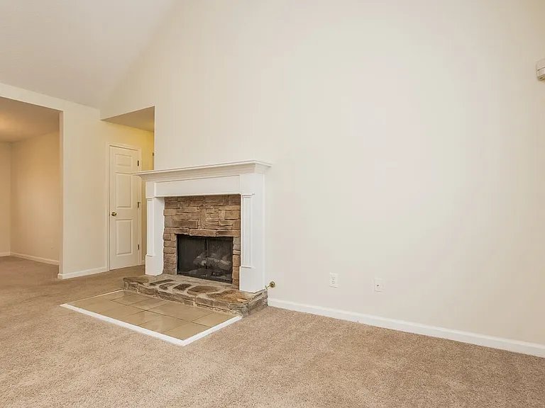 19 Eagle Point Ct — Photo 3