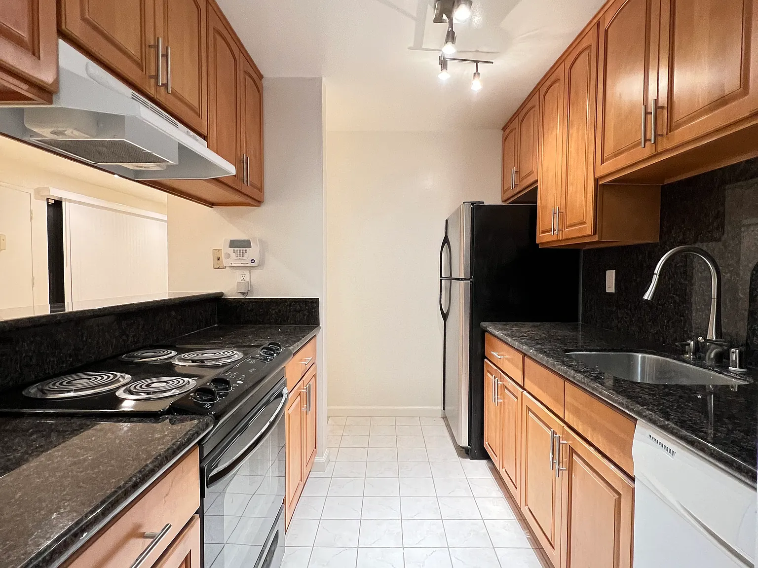 1 bed, 720 sqft, $3,000 — Photo 3