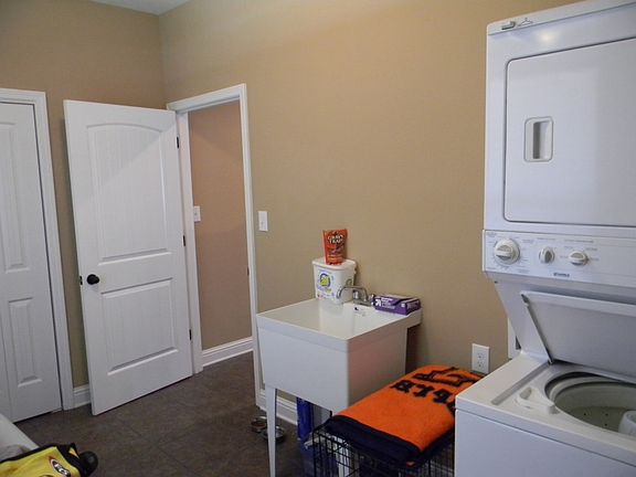 3rd image of 9431 Woodland Dr