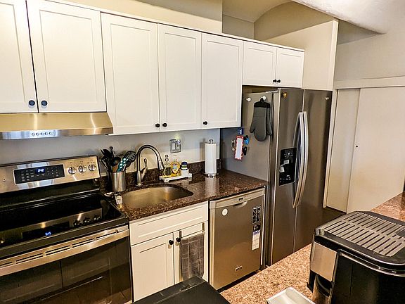 New kitchen cabinets and appliances (2022)