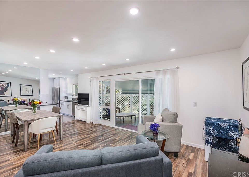 1st image of 11511 Moorpark St #7