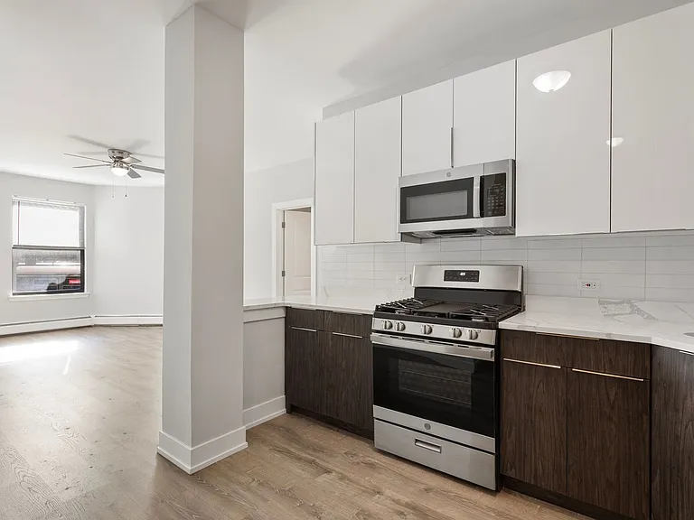 1625 W Howard St — Photo 1