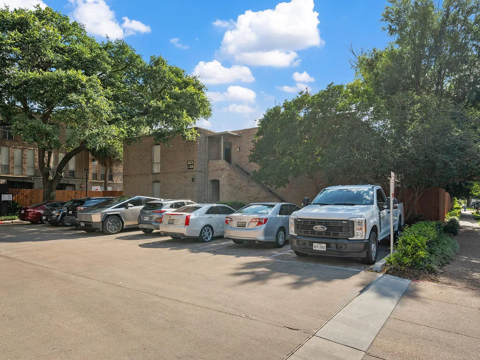 3 bed, 2.0 bath, 1300 sqft, $2,100 — Photo 3