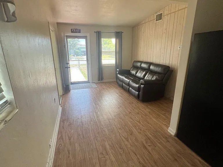 3469 Normandy Dr — Photo 4