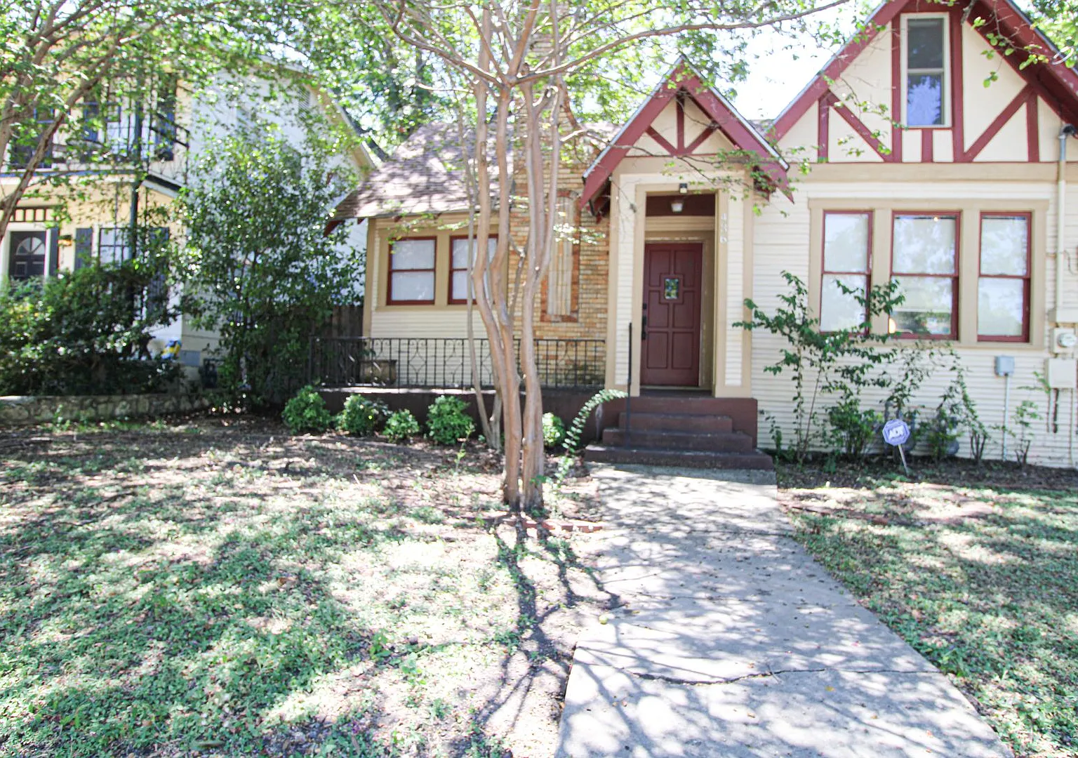436 W Rosewood Ave — Photo 2