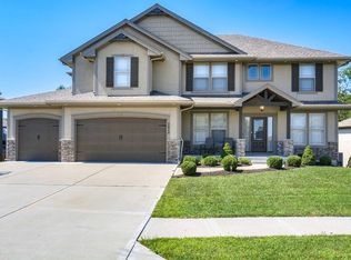 2828 NE Parkview Ln, Lees Summit, MO 64086