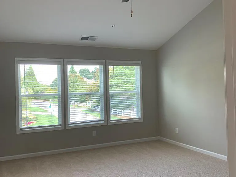 1214 Foxcroft Ln — Photo 8