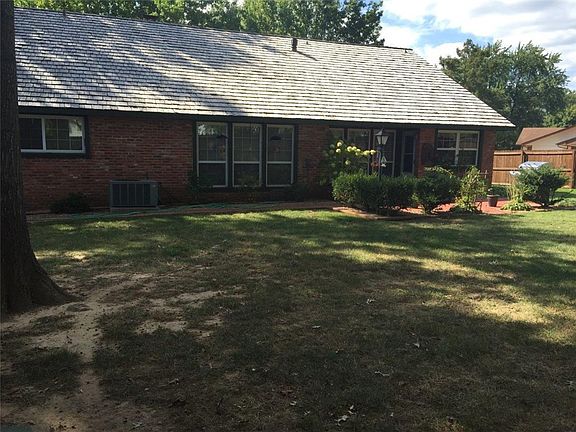 4th image of 851 S Chateau Dr
