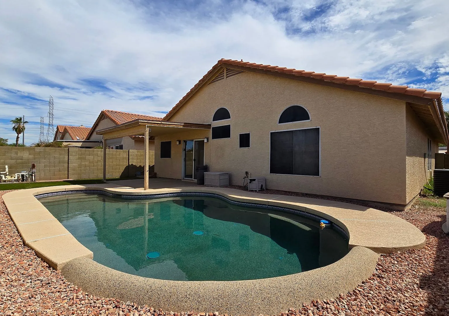Affordable price! Private pool & new interior! — Photo 4