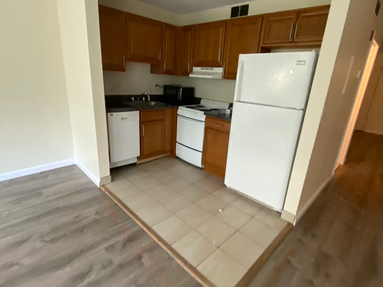 Studio, 500 sqft, $2,400 — Photo 4