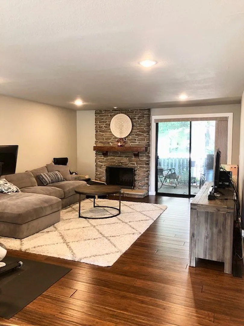 3Bd/2Ba Kirkland Townhome — Photo 3