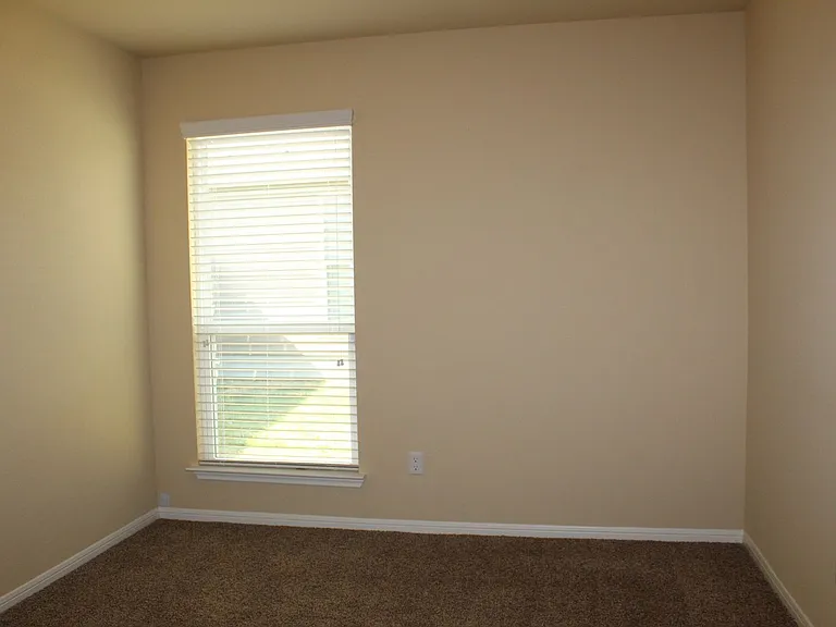 1104 Jamestown Dr — Photo 17
