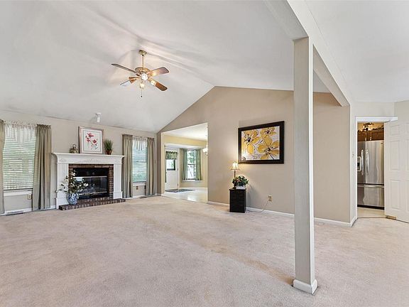 3rd image of 109 Rosebrook Dr