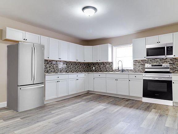 3rd image of 204 W Landing Rd