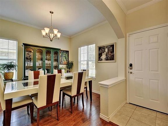 Entry way into dining area.