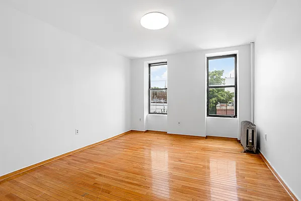 Rented by Safdie Realty Group | media 20