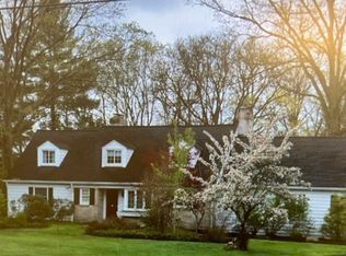 60 N Strawberry Ln, Moreland Hills, OH 44022