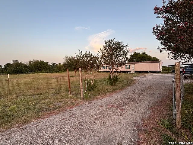 3 bed, 2.0 bath, 1216 sqft, $1,400 — Photo 3