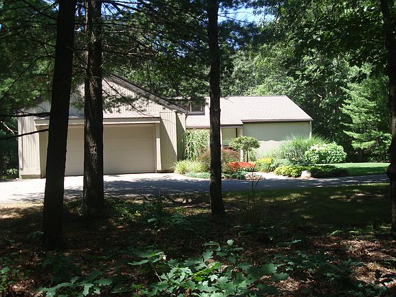 3rd image of 9020 Bailey Dr NE