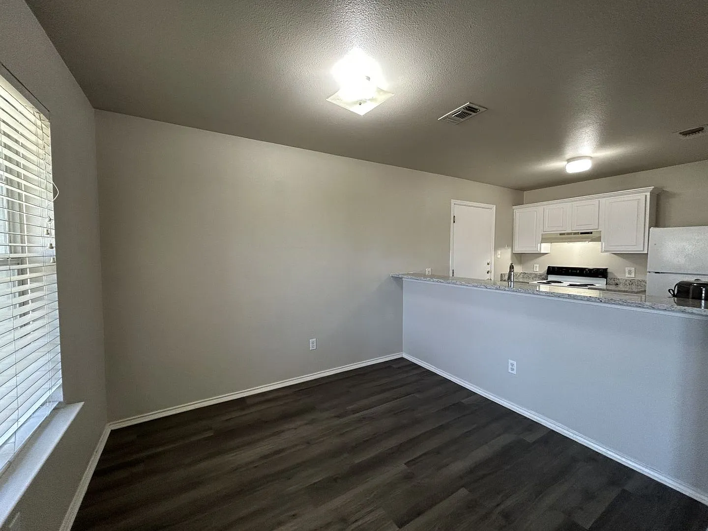 3 Bedroom 2 Bath W/1 Car Garage Available Now! Near Lackland Afb! — Photo 4