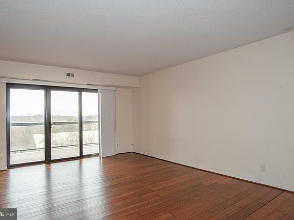 3rd image of 205 Yoakum Pkwy Unit 908